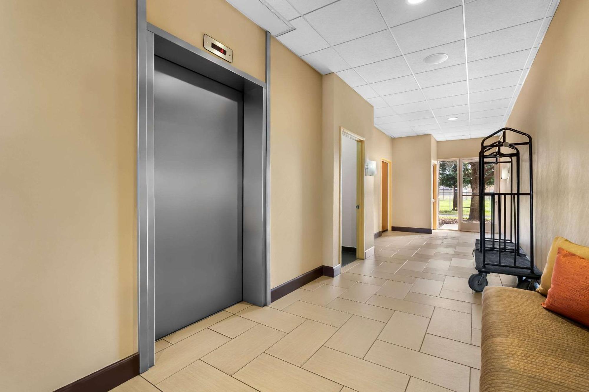 Comfort Suites Clovis Bagian luar foto
