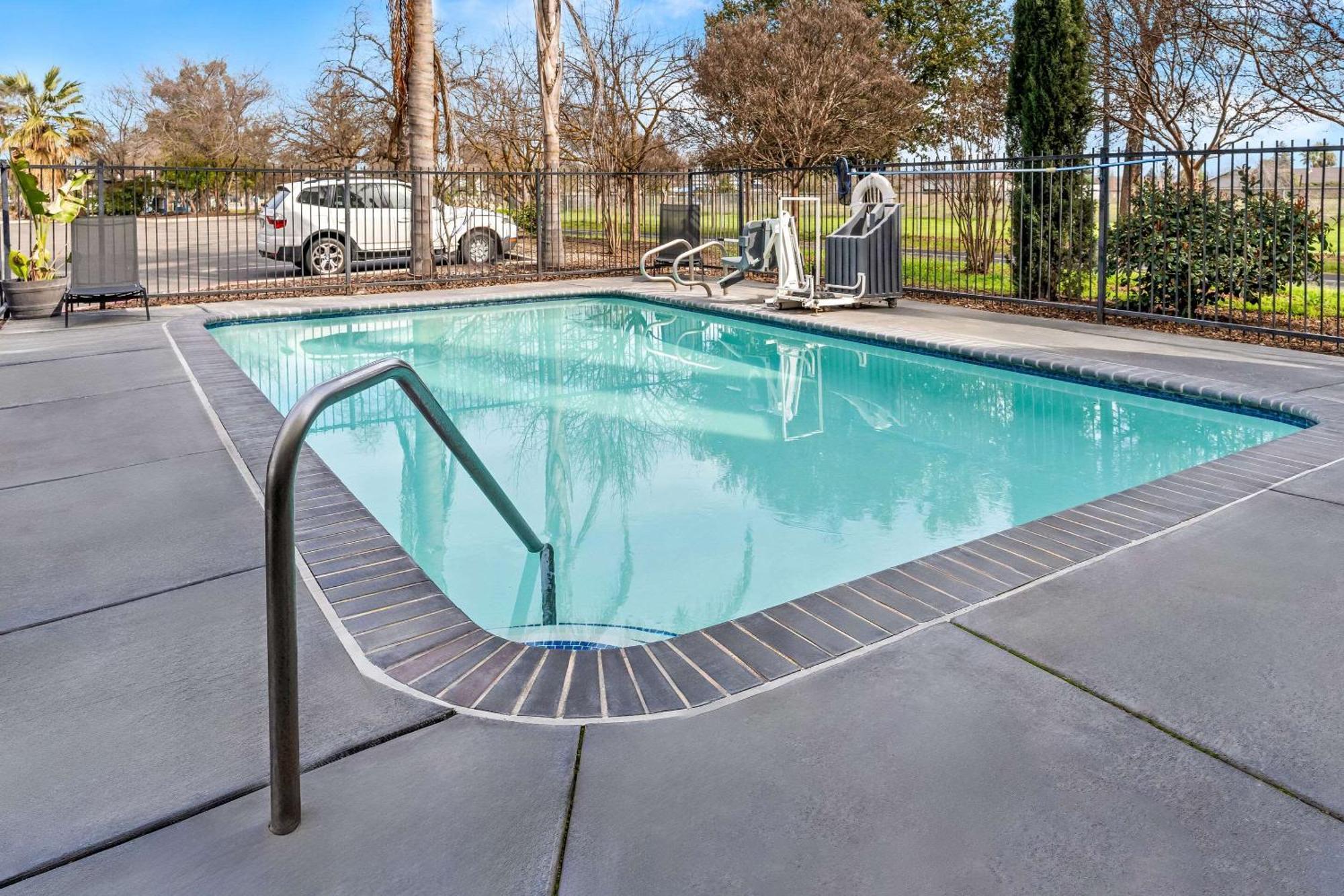 Comfort Suites Clovis Bagian luar foto