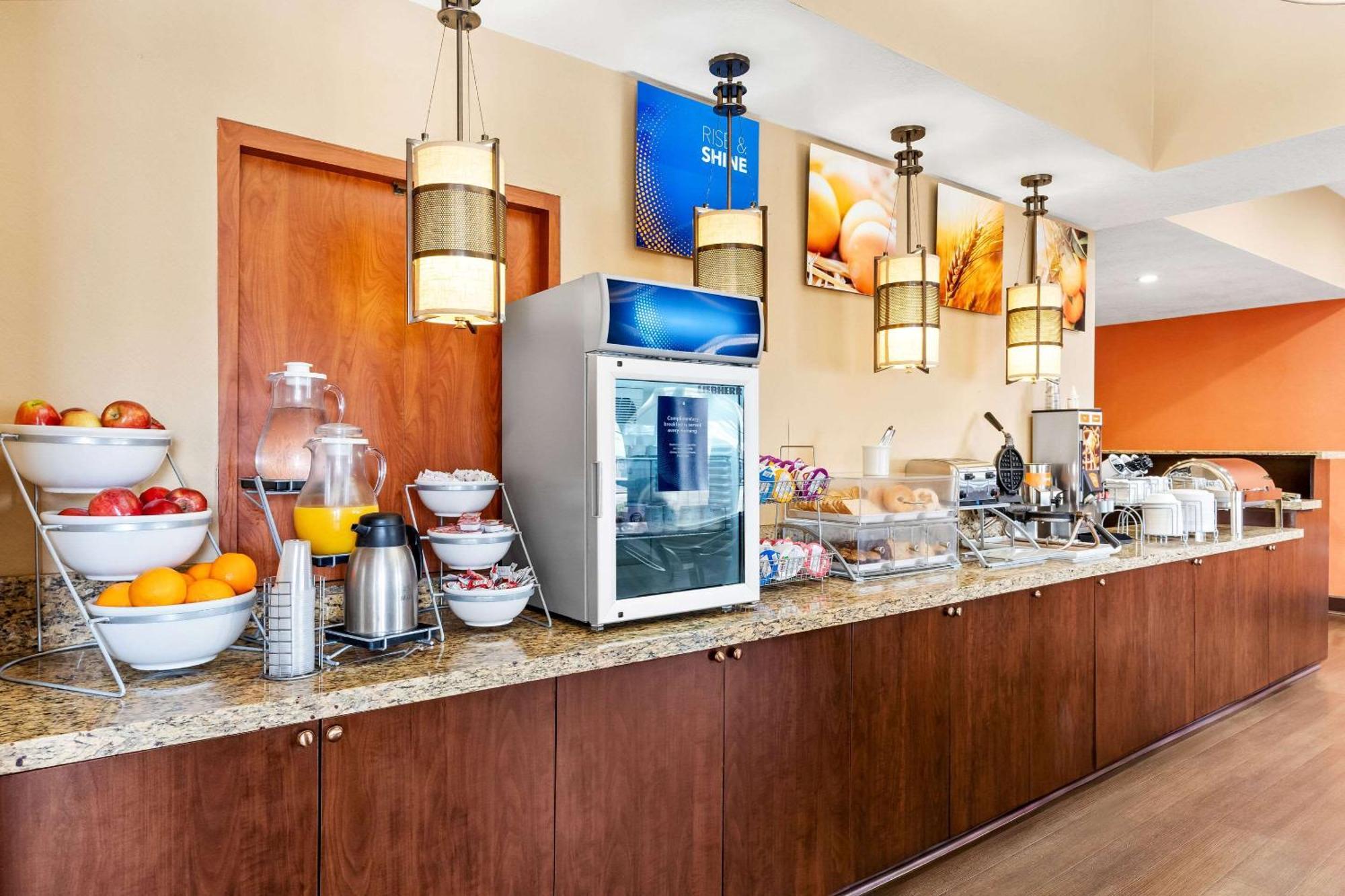 Comfort Suites Clovis Bagian luar foto
