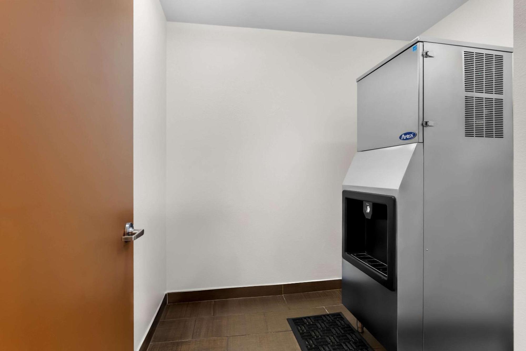Comfort Suites Clovis Bagian luar foto