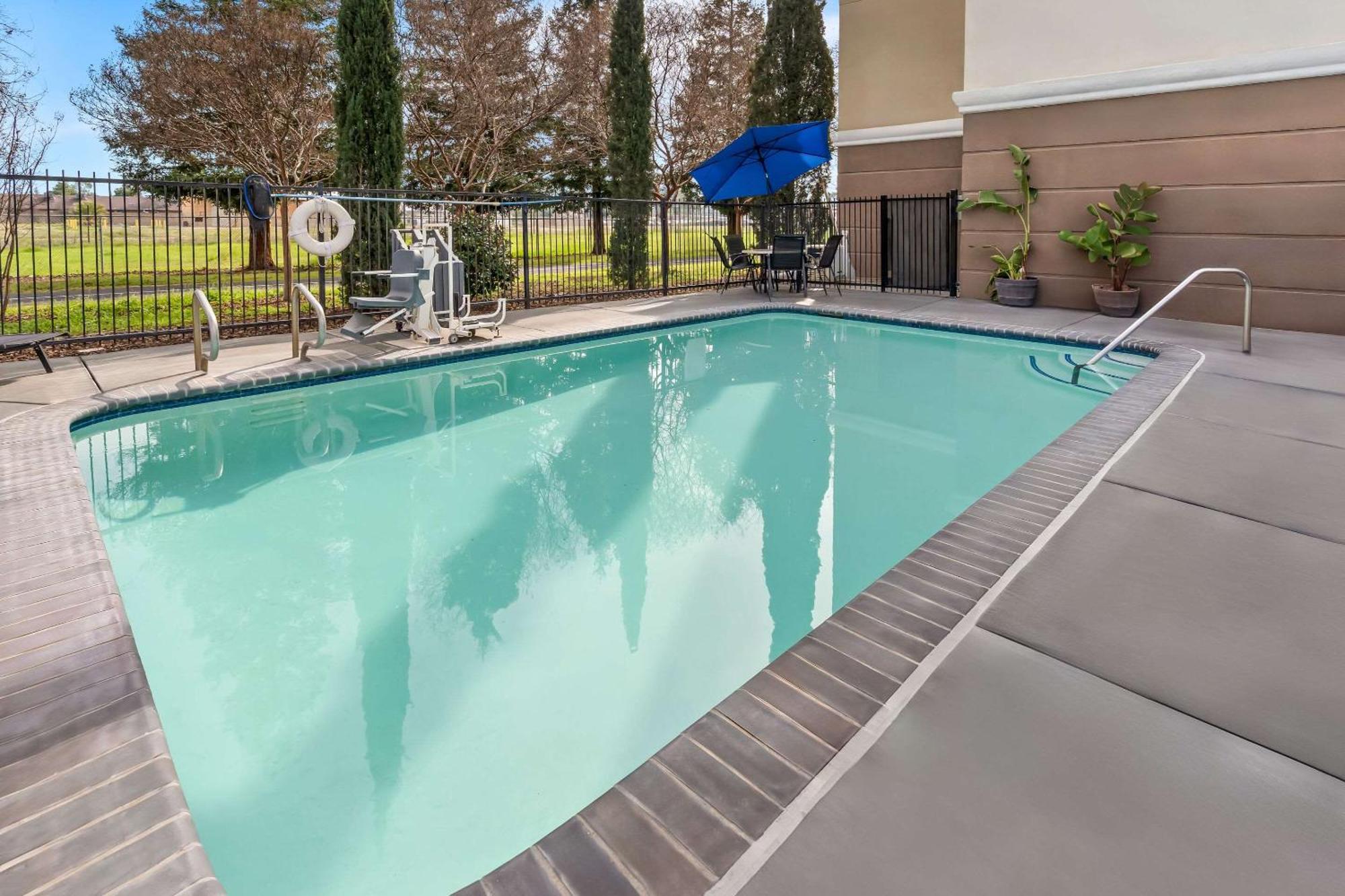 Comfort Suites Clovis Bagian luar foto