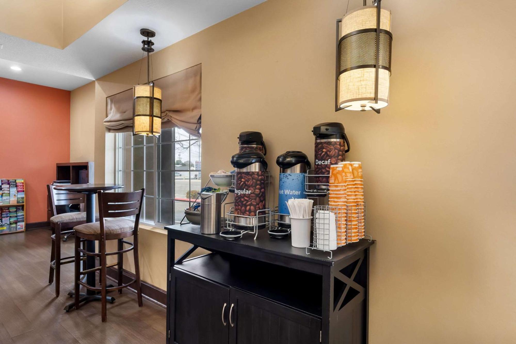 Comfort Suites Clovis Bagian luar foto