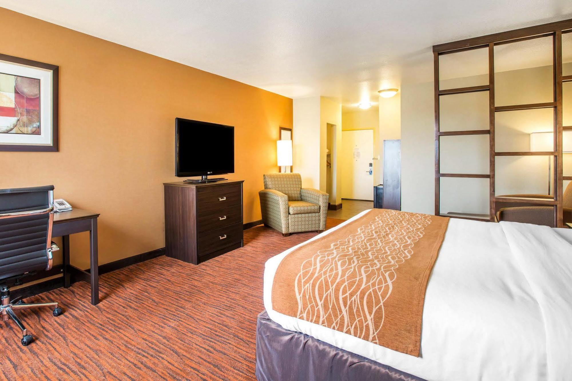 Comfort Suites Clovis Bagian luar foto