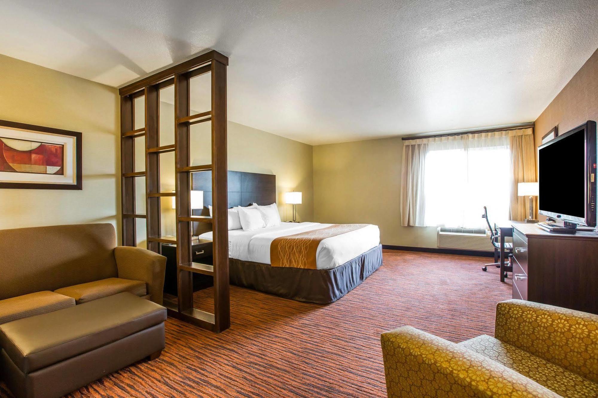 Comfort Suites Clovis Bagian luar foto